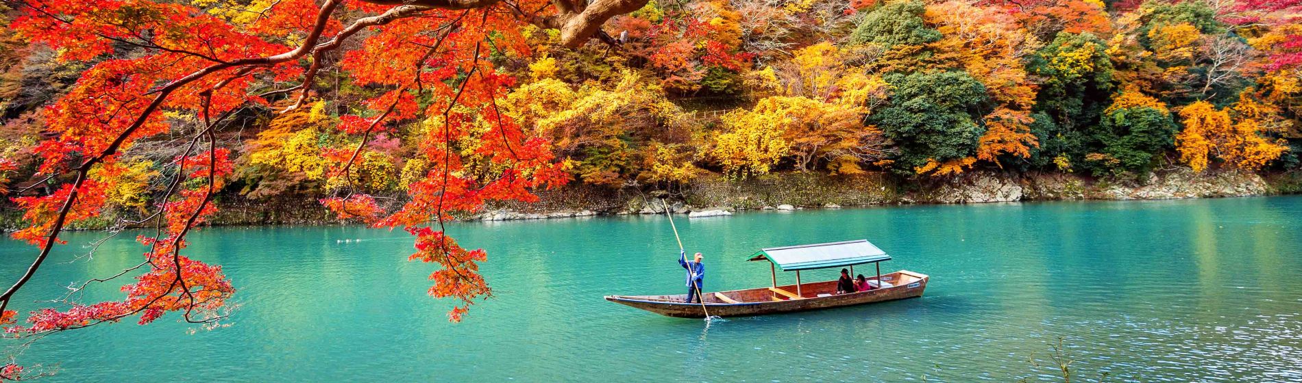 arashiyama_in_der_herbstsaison_entlang_des_flusses_in_kyoto_japan.jpg