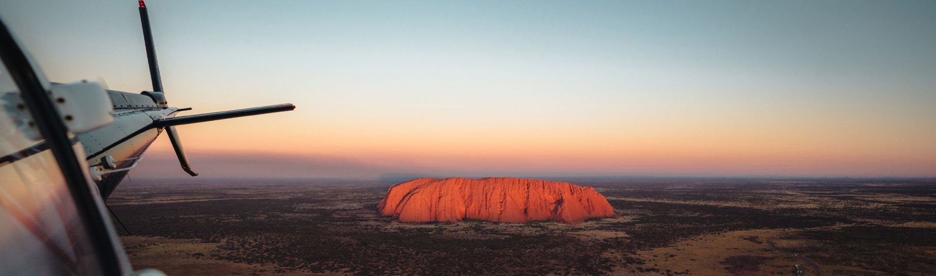 australien-explorers-way-uluru-helicopter-tour-at-sunrise-copyright-tourism_nt-jason-charles-hill-2018.jpg