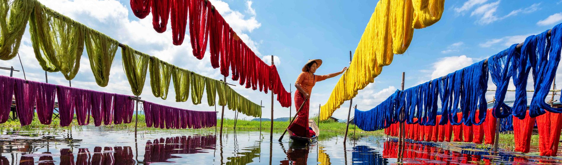 handgefertigte_bunte_lotusgewebe_aus_lotusfasern_in_inle_lake_shan_state_in_myanmar.jpg