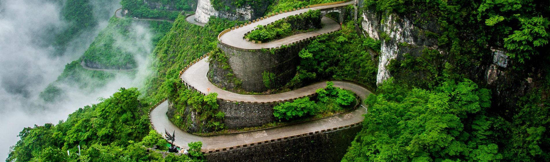 kurvenreiche_strasse_des_tianmen_berg_nationalpark.jpg