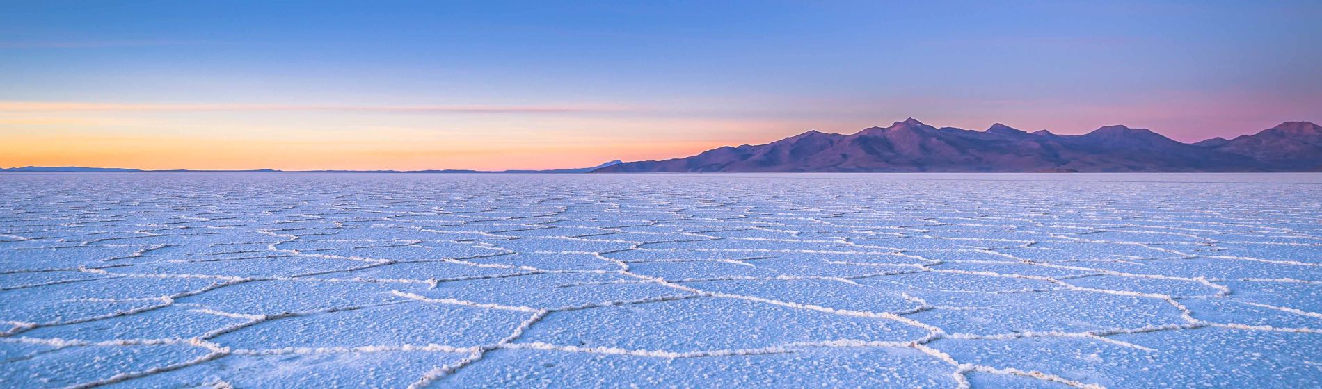 landschaft_der_uyuni_salt_flats_bei_sonnenaufgang.jpg