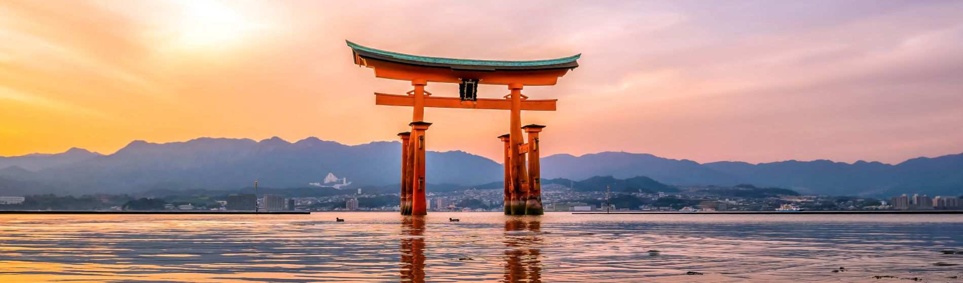 miyajima_das_beruehmte_floating_torii_tor_in_japan.jpg