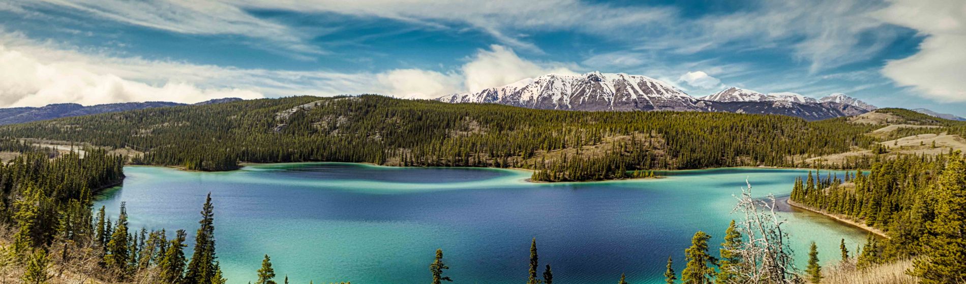 panorama_des_smaragdsees_liegt_im_yukon_territory_von_kanada.jpg