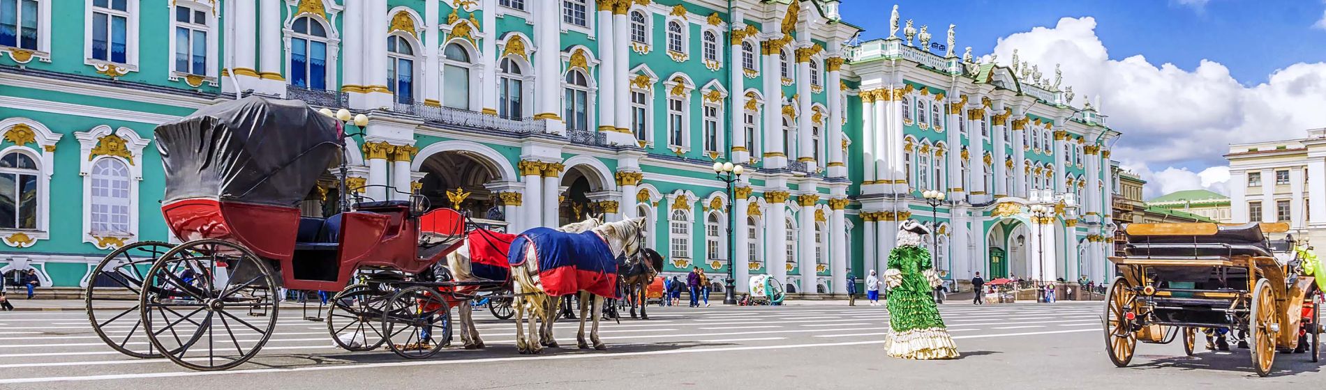 pferdekutschen_auf_dem_palastplatz_in_st._petersburg.jpg