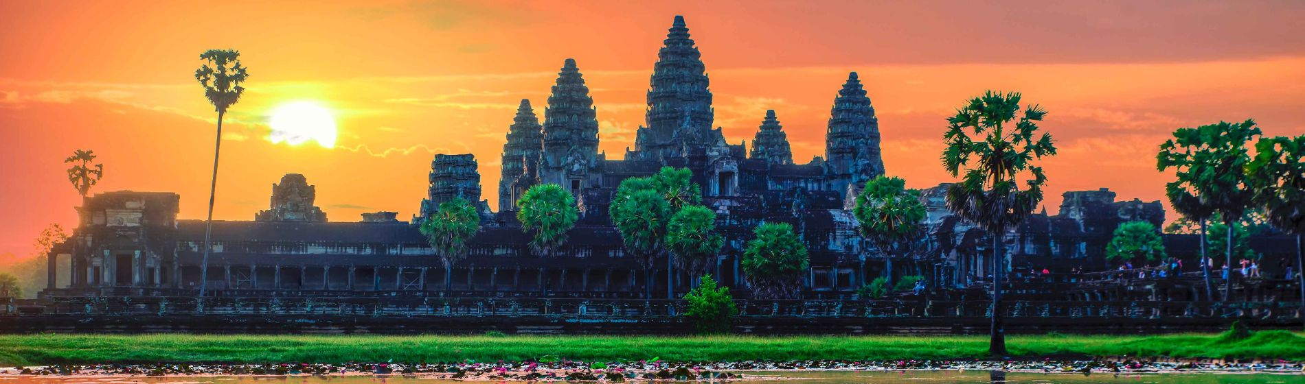 tempel-komplex_angkor_wat_mit_reflektiert_in_see_siem_reap_kambodscha.jpg